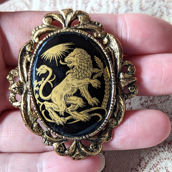 Vintage Damascene Brooch Gold Tone Framed with Heraldry Lion or Leo 1970s - Picture 7 of 9